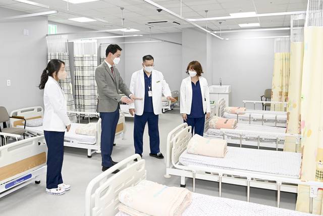 최재훈 달성군수가 지역 응급의료시설인 유가읍 '행복한 병원'을 방문해 시설 점검을 하고 있다. 달성군 제공