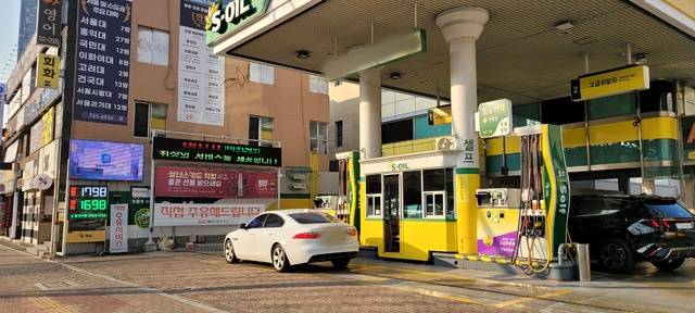 한국석유공사 오피넷에 따르면 12월 첫째 주 기준 대구지역 휘발유 평균가격은 ℓ당 1천700원대를 기록하며 서민들의 주머니 사정을 압박하고 있다. 사진은 7일 오후 대구 수성구의 한 주유소 모습. 김명환 기자