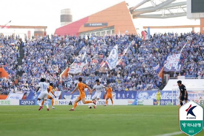 7일 제주월드컵경기장에서 열린 제주SK와 수원 삼성의 하나은행 K리그 2025 승강 PO 2차전에는 1만 8912명의 관중이 입장했다. 2018년 유료 관중 집계를 시작한 두 제주 홈 경기 최다 관중이다. 사진=한국프로축구연맹