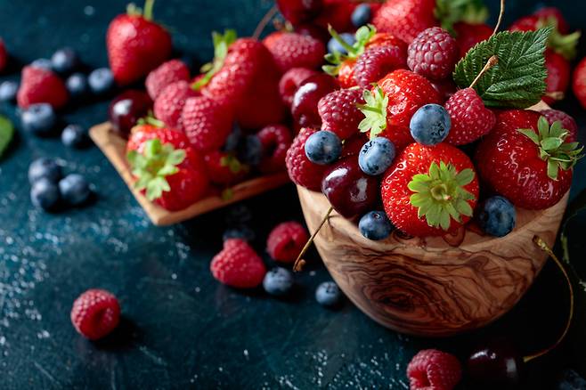 딸기를 비롯해 블루베리, 라즈베리 등의 베리류에는 섬유질과 비타민C가 가득하다. 사진= 게티이미지뱅크