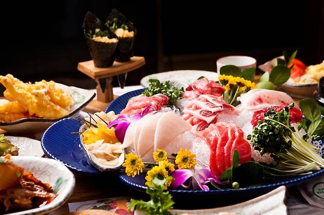 추운 겨울날, 참치나 곱창 삼겹살 안주로 술을 마신 뒤 밖에 나와 급한 설사에 낭패를 보는 사람이 꽤 많다. 지방을 너무 많이 섭취하면 담즙산이 설사를 일으킬 수 있다. 이에 더해 추운 날씨는 설사를 부추긴다. 사진= 게티이미지뱅크