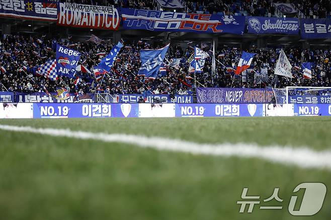 수원삼성은 일방적인 홈 팬들의 응원을 받으며 싸운 1차전에서 패했다.  제주 원정을 떠나는 발걸음이 더 무거워졌다. ⓒ News1 박정호 기자