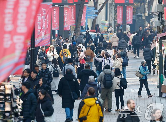 무비자 입국과 중일 항공편 취소 여파 등으로 유커(중국인 관광객)가 늘고 있는 7일 서울 중구 명동거리가 관광객들로 북적이고 있다. 2025.12.7/뉴스1 ⓒ News1 안은나 기자