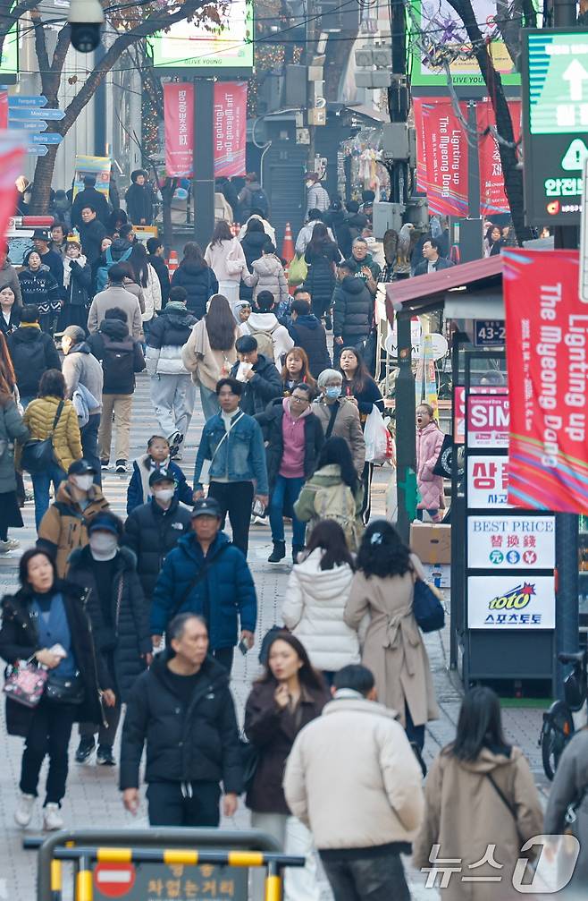 무비자 입국과 중일 항공편 취소 여파 등으로 유커(중국인 관광객)가 늘고 있는 7일 서울 중구 명동거리가 관광객들로 북적이고 있다. 2025.12.7/뉴스1 ⓒ News1 안은나 기자