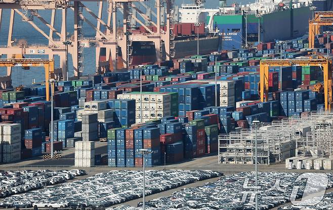 경기 평택시 포승읍 평택항에 수출용 컨테이너들이 쌓여있는 모습. 2025.11.14/뉴스1 ⓒ News1 김영운 기자