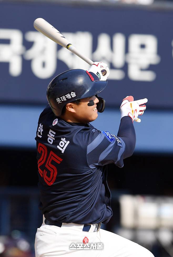 롯데 자이언츠 한동희가 2일 잠실구장에서 열린 2023 KBO리그 두산 베어스와 경기 7회초 1사 1-3루 상황에서 두산 선발투수 최원준을 상대로 2타점 2루타를 치고 있다. 잠실 | 박진업기자 upandup@sportsseoul.com