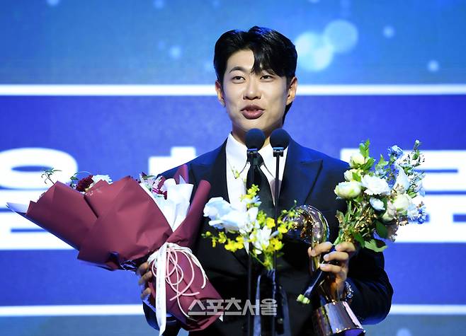 KBO 3루수부문 수비상 키움 송성문이 24일 서울 송파 롯데호텔 월드에서 열린 2025 KBO 시상식에서 소감을 밝히고 있다. 사진 | 최승섭기자 thunder@sportsseoul.com