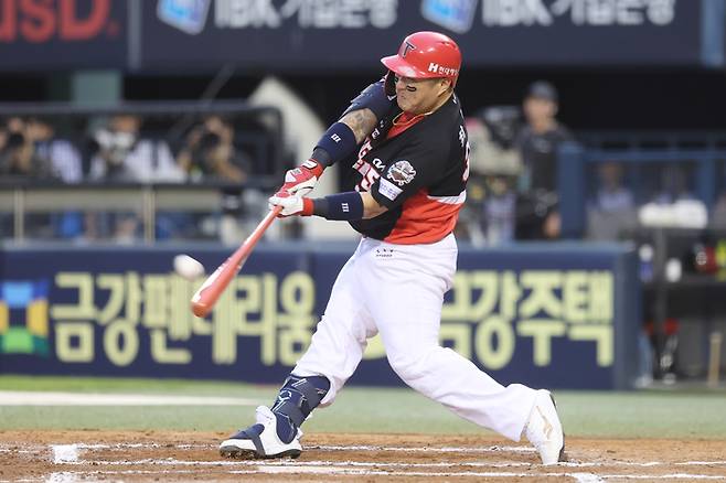 KIA 최형우가 잠실구장에서 열린 2025 KBO리그 LG와 경기에서 6회초 우월 솔로포를 터뜨리고 있다. 사진 | KIA 타이거즈
