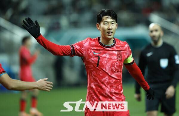 18일 오후 서울 마포구 서울월드컵경기장에서 열린 축구 국가대표팀 평가전 대한민국과 가나의 경기, 손흥민이 동료와 하이파이브를 하고 있다. /사진=뉴시스