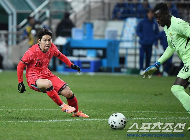 18일 서울월드컵경기장에서 열린 한국과 가나의 축구대표팀 평가전.   이강인이 가나 골키퍼를 향해 달려들고 있다. 상암=정재근 기자 cjg@sportschosun.com/2025.11.18/