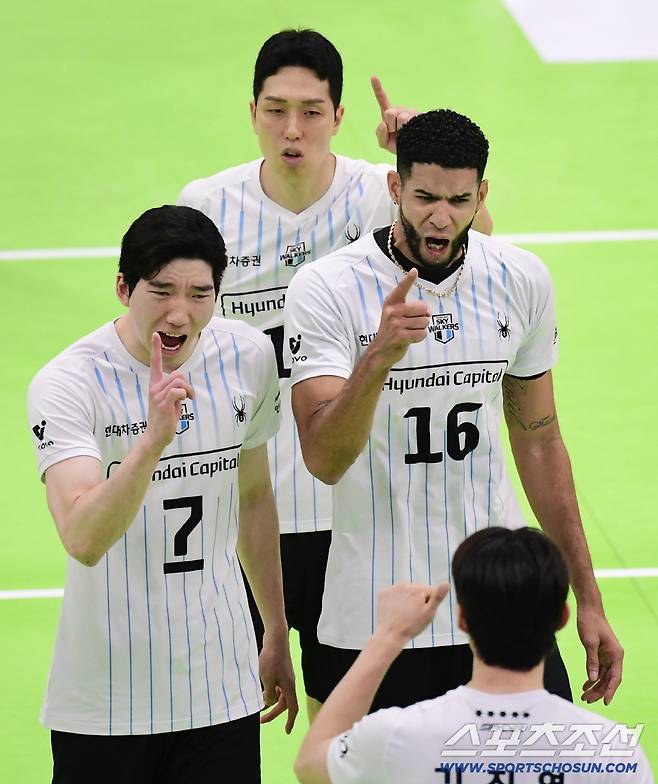 29일 수원체육관에서 열린 배구 V리그 남자부 한국전력과 현대캐피탈의 경기. 득점 후 동료들과 함께 기뻐하는 현대캐피탈 허수봉, 레오. 수원=송정헌 기자songs@sportschosun.com/2025.10.29/