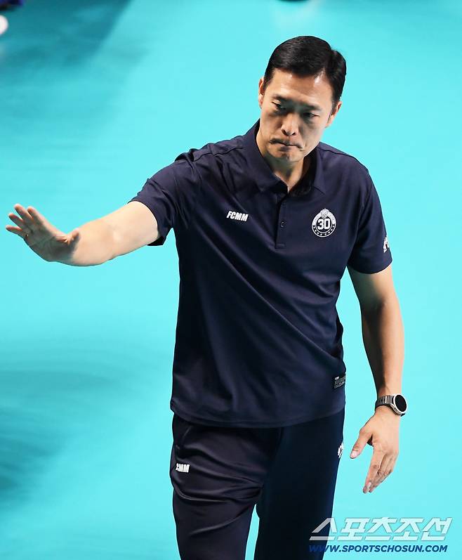 28일 장충체육관에서 열린 V리그 우리카드와 삼성화재의 경기. 삼성화재 김상우 감독이 작전 지시를 하고 있다. 장충=박재만 기자 pjm@sportschosun.com/2025.10.28/