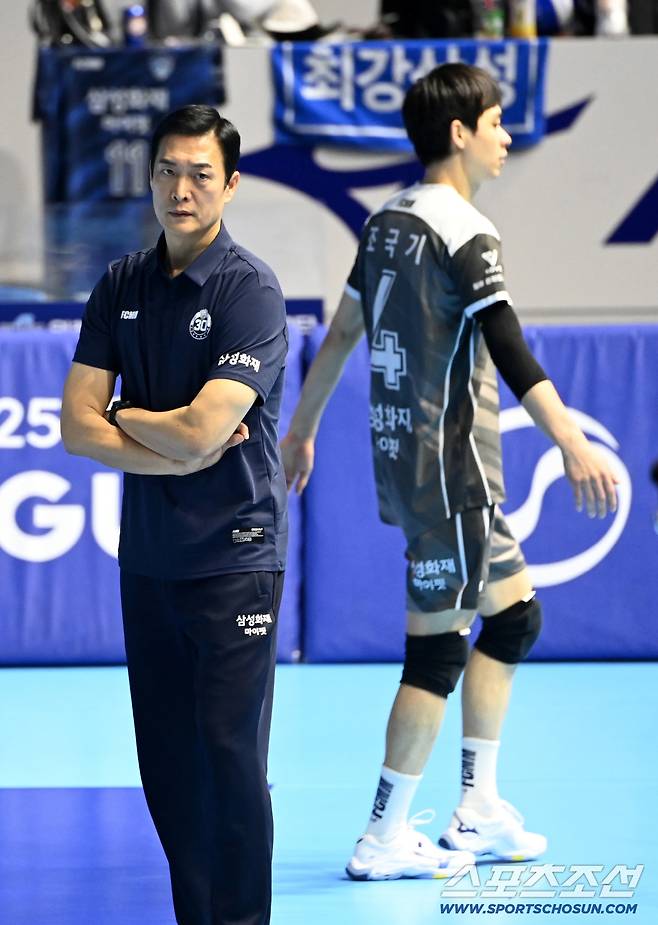 7일 인천계양체육관에서 열린 V리그 남자부 대한항공과 삼성화재의 경기. 삼성화재 김상우 감독이 1세트 패색이 짙은 경기에 아쉬운 표정을 짓고 있다. 인천=허상욱 기자wook@sportschosun.com/2025.12.07/
