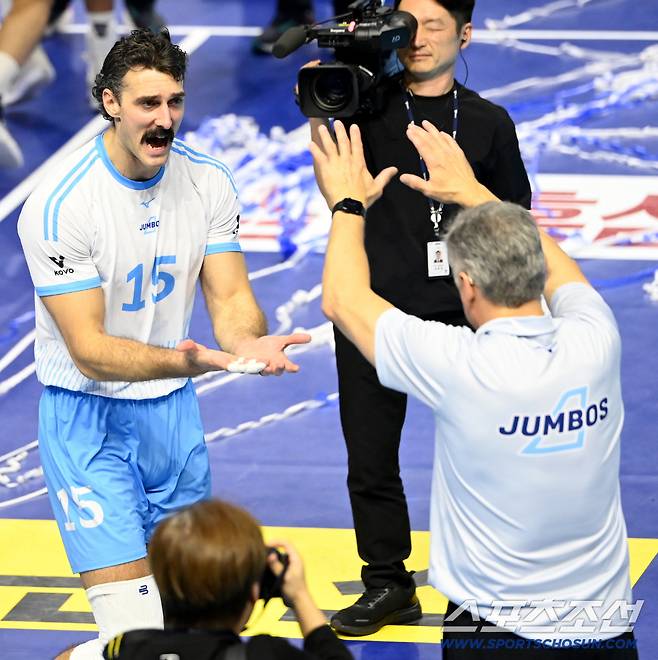 7일 인천계양체육관에서 열린 V리그 남자부 대한항공과 삼성화재의 경기. 대한항공이 3대1로 승리하며 10연승을 달렸다. 조토 감독과 기쁨을 나누는 러셀의 모습. 인천=허상욱 기자wook@sportschosun.com/2025.12.07/