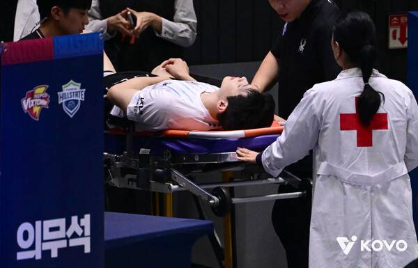 들것에 실려 나가는 황승빈. ⓒKOVO