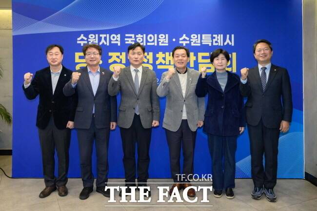 김승원(오른쪽부터)·백혜련 의원과 이재준 수원시장, 김영진·염태영·김준혁 의원이 지난 5일 간담회에서 만나 파이팅을 외치고 있다. /수원시