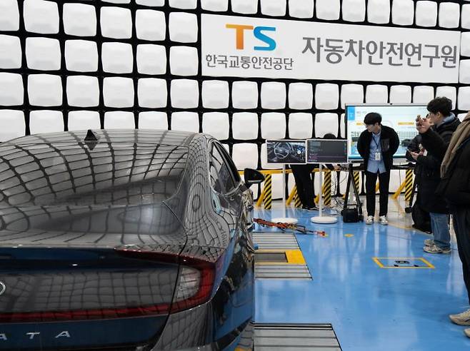 주행중인 차량을 외부에서 제어할 수 있다는 점을 시연하고 있다. 보안시스템을 푼 임시차량으로 차량의 차선유지보조장치가 잘못 인식하게 해 순식간에 좌우로 선회하도록 하는 게 가능하다. 한국교통안전공단 제공