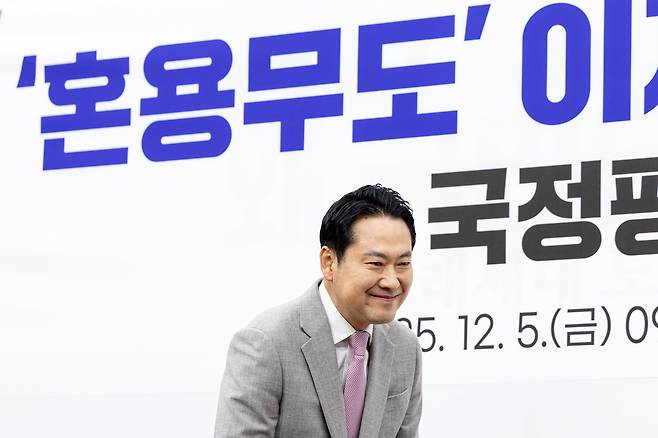 장동혁 국민의힘 대표가 5일 서울 여의도 국회에서 열린 '혼용무도' 이재명정권 6개월 국정평가 회의에 참석하고 있다. /뉴스1