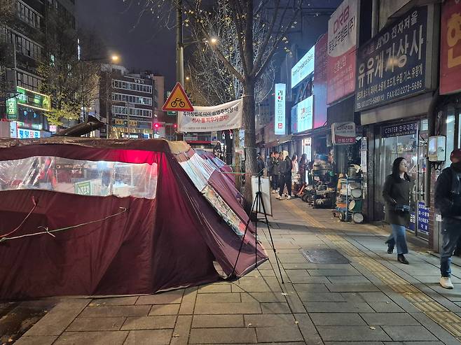 26일 오후 9시 서울 종로구 종로3가역 13번출구~청계3가사거리 사이 거리 모습. 포장마차가 인도 절반 가까이 올라와 있다. /권우석 기자