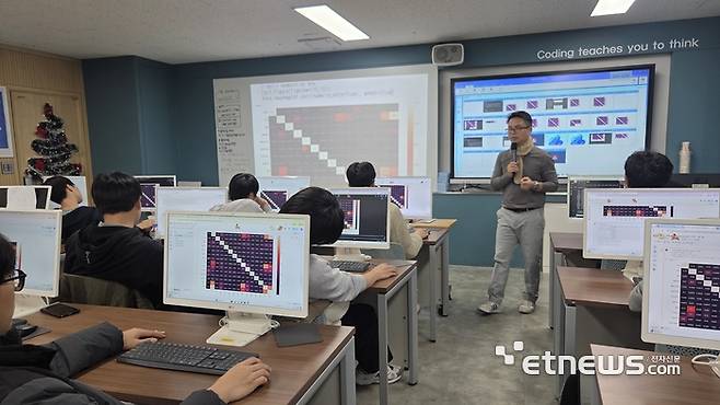 마포고등학교 '인공지능기초' 수업에서 학생들이 실제 데이터셋을 활용해 상관관계를 분석하고, 예측모델을 만들고 있다.