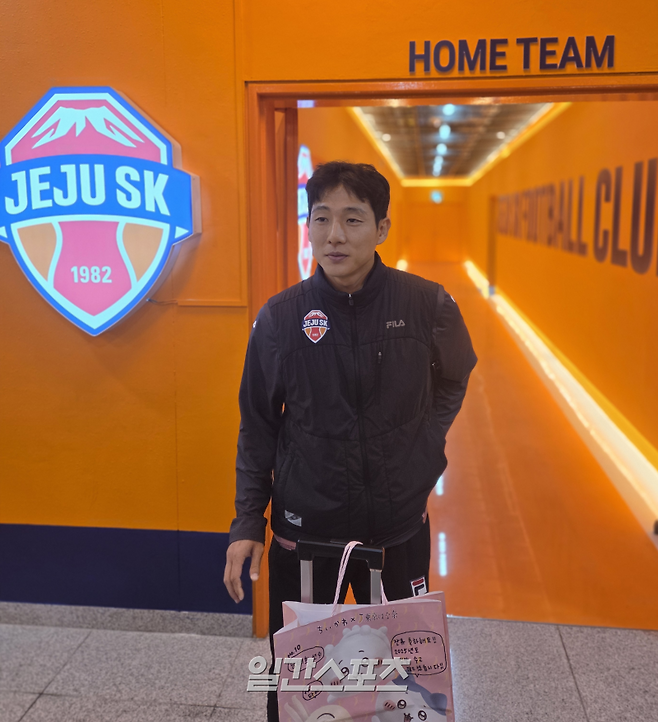 제주 남태희가 7일 제주월드컵경기장에서 열린 수원과의 하나은행 K리그 2025 승강 PO1 2차전을 마친 뒤 취재진과 믹스트존 인터뷰에 임하고 있다. 서귀포=김우중 기자