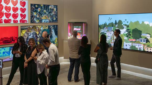 관람객이 삼성 투명 마이크로 LED에 전시된 사야 울포크(Saya Woolfalk) 작가의 작품을 감상하고 있다. [사진=삼성전자]