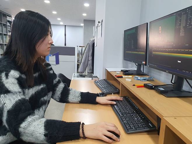 최가흔 사원이 영상 편집을 하고 있다. 윤현주 기자