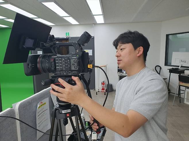 차재익 과장이 카메라 장비를 만지고 있다. 윤현주 기자