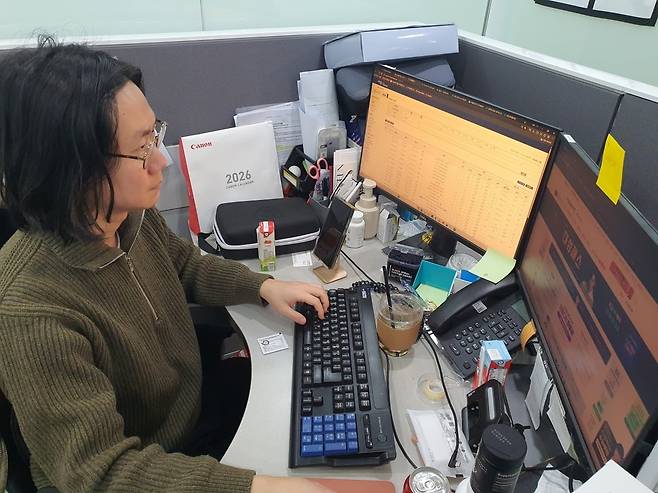 이원우 사원이 방송 촬영 일정을 조율하고 있다. 윤현주 기자