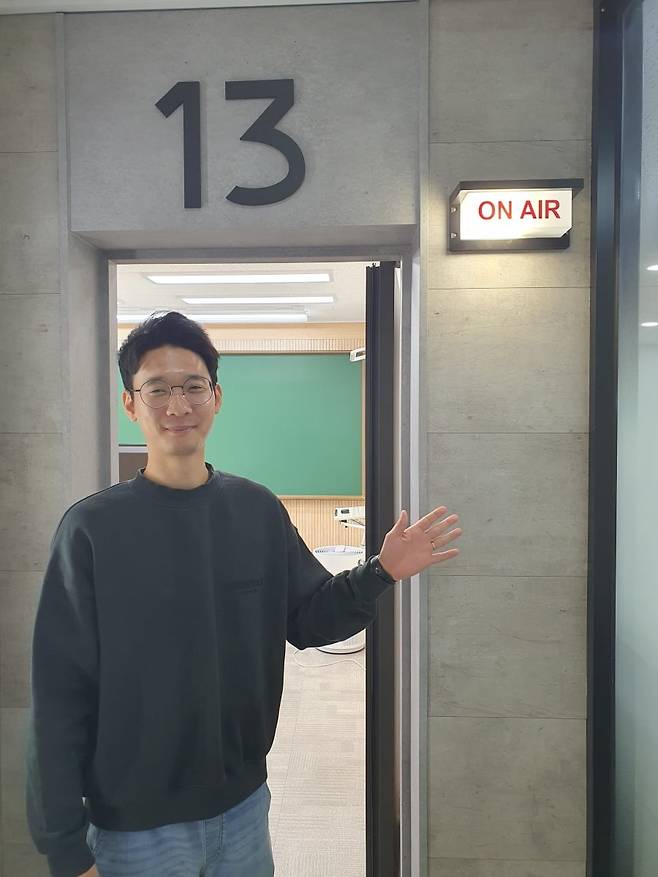 박돈희 과장이 스튜디오 촬영 준비 전 작업 상황을 설명하고 있다. 윤현주 기자