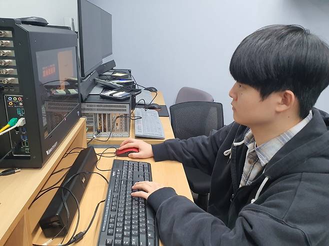 박경수 사원이 라이브 방송 작업 중이다.  윤현주 기자