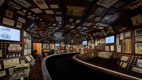 루이비통 비저너리 저니 서울, 문화 체험형 공간의 기원 룸. 루이비통 여행용 트렁크의 역사를 실물과 사진 등 다양한 자료로 선보였다. 사진=루이비통 제공