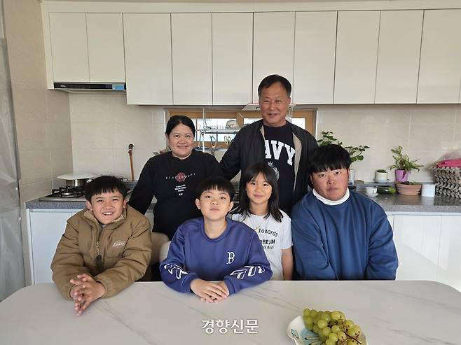 충북도의  ‘다자녀 가정 주거환경 개선사업’으로 새집을 갖게 된 옥천군 동이면 오한현씨(사진 뒷줄 오른쪽) 가족들 모습. 이삭 기자.