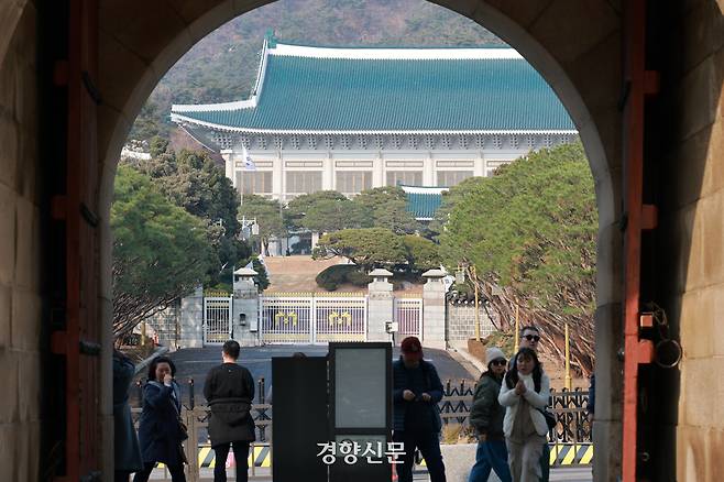 7일 오후 시민들이 경복궁 신무문 앞에서 청와대를 본관을 살펴보고 있다. 2025.12.7. 정지윤 선임기자