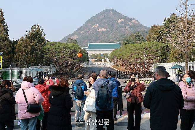 7일 오후 외국인 관광객들이 청와대 정문 앞에서 기념사진을 찍고 있다. 2025.12.7. 정지윤 선임기자