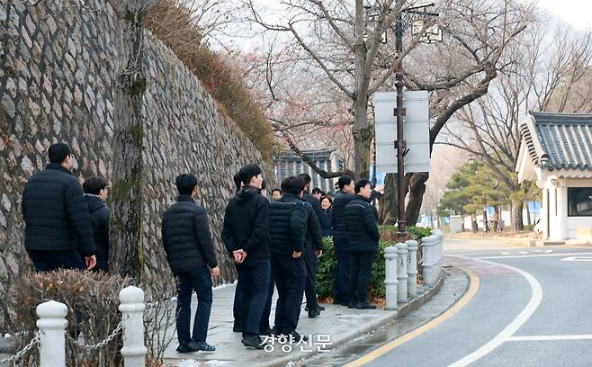 7일 경찰 관계자들이 청와대 앞 경비구역을 둘러보고 있다. 2025.12.7. 정지윤 선임기자