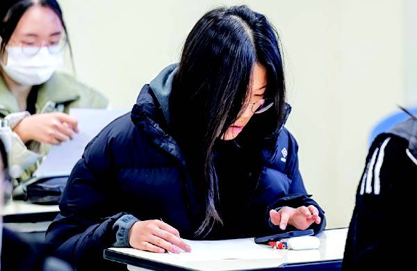 2026학년도 대학수학능력시험(수능) 성적표가 배부된 지난 5일 부산 금정구 동래여자고등학교 3학년 교실에서 학생들이 자신의 수능 성적을 확인하고 있다.  이원준 기자 windstorm@kookje.co.kr