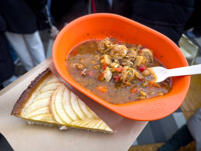 A slice of apple tart and szegedin goulash stew from the Austrian booth at the European Market in Seongbuk District, central Seoul, on Dec. 6 [MICHAEL LEE]
