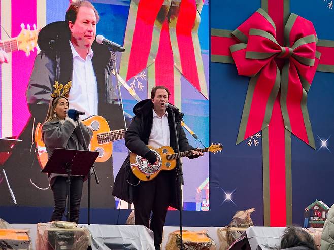 Singers perform on stage at the European Market in Seongbuk District, central Seoul, on Dec. 6. [MICHAEL LEE]