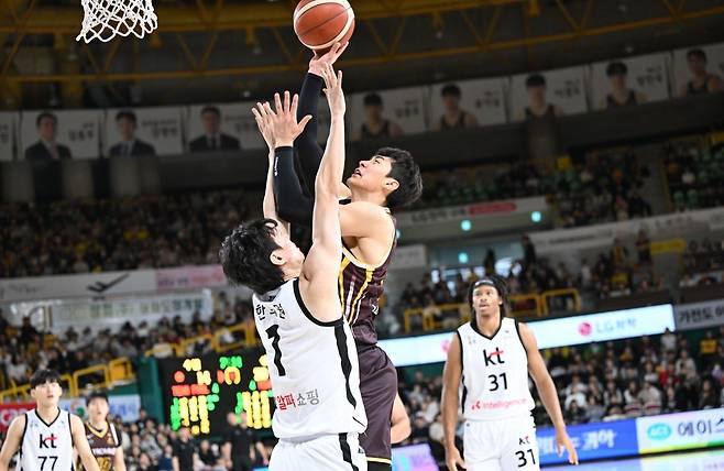 창원 LG 양홍석(오른쪽)이 7일 창원체육관에서 열린 수원 KT와의 2025-2026 프로농구 KBL 정규리그 경기에서 골밑슛을 하고 있다. KBL 제공