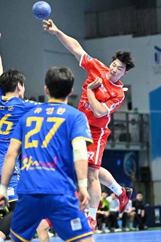 6일 충남도청과 경기에서 슛을 던지는 SK 박광순. 사진[연합뉴스]