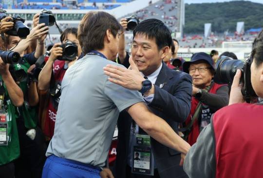 모리야스 하지메 감독과 인사하는 홍명보 감독. 사진[연합뉴스]