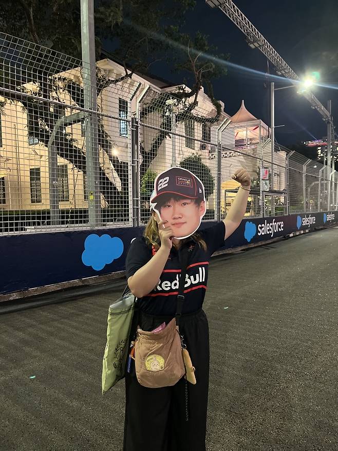 싱가포르에서 만난 홍콩 친구. 올해가 유키 츠노다의 마지막 시즌일 것 같아 직관을 왔다고 했다. 실제로 올해는 유키의 마지막 시즌이 됐다. / 사진= 문서연 여행+ 기자