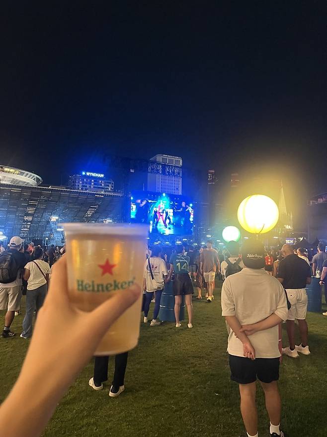 티켓만 비싼 게 아니라 맥주도 비싸다. 맥주 한 캔에 15싱가포르 달러(약 1만7000원). / 사진= 문서연 여행+ 기자