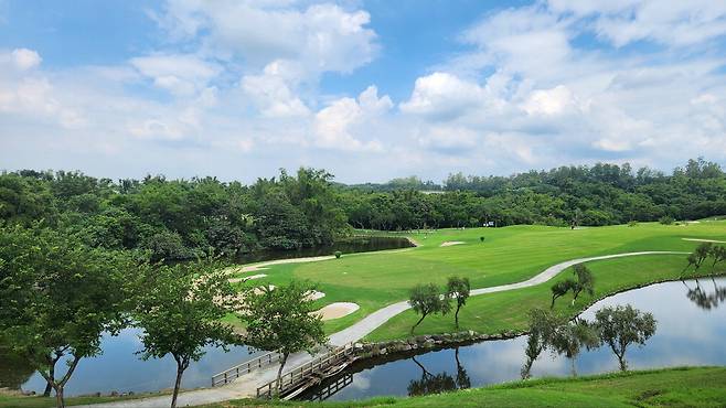 가오슝 남부 완만한 구릉에 위치한 남일골프장.