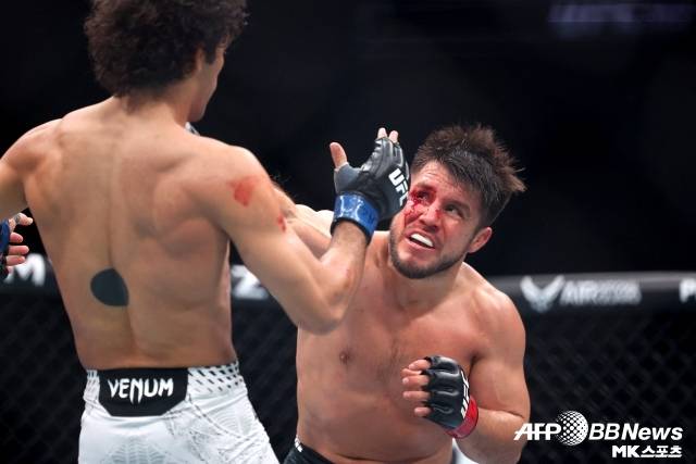 ‘트리플 C’ 헨리 세후도가 페이튼 탤벗과의 역대급 난타전을 치르며 자신의 라스트 댄스를 멋진 투혼으로 마무리했다. 사진=AFPBBNews=News1