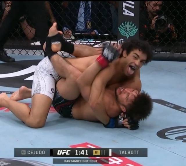 탤벗은 천하의 세후도를 상대로 테이크 다운에 성공, 세리머니를 선보이기도 했다. 사진=MMA 온 포인트 SNS