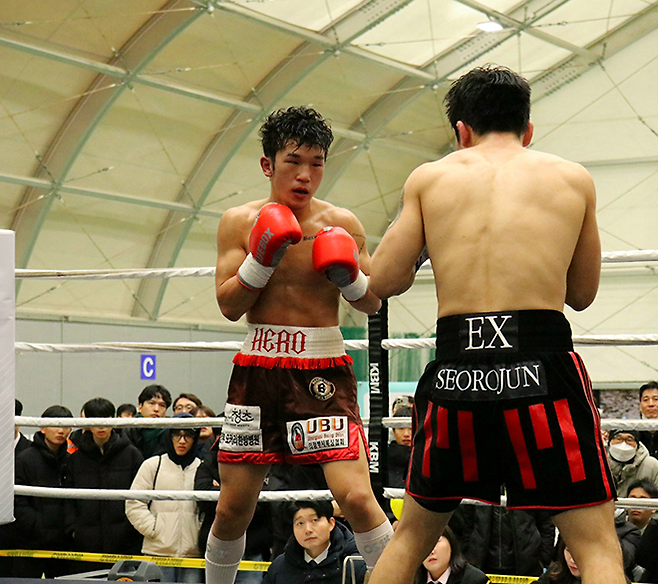 강성철이 2025년 12월 경기도 의정부시청 모두의 운동장 동양태평양복싱연맹 슈퍼페더급 실버 챔피언결정전에서 서로준을 상대하고 있다. 사진=KBM 한국복싱커미션