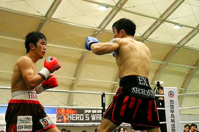 강성철이 2025년 12월 경기도 의정부시청 모두의 운동장 동양태평양복싱연맹 슈퍼페더급 실버 챔피언결정전에서 서로준을 상대하고 있다. 사진=KBM 한국복싱커미션