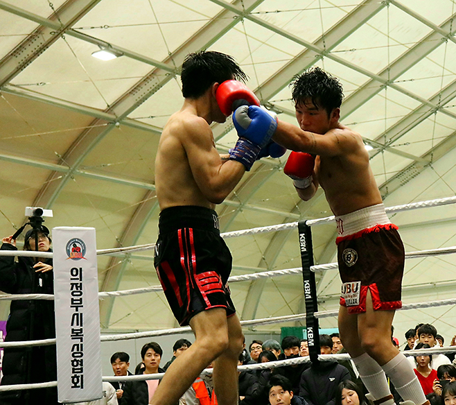 강성철이 2025년 12월 경기도 의정부시청 모두의 운동장 동양태평양복싱연맹 슈퍼페더급 실버 챔피언결정전에서 서로준을 공격하고 있다. 사진=KBM 한국복싱커미션